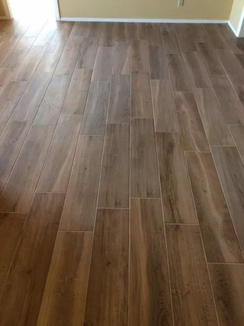 Wood-look porcelain plank floor tile in a staggered layout